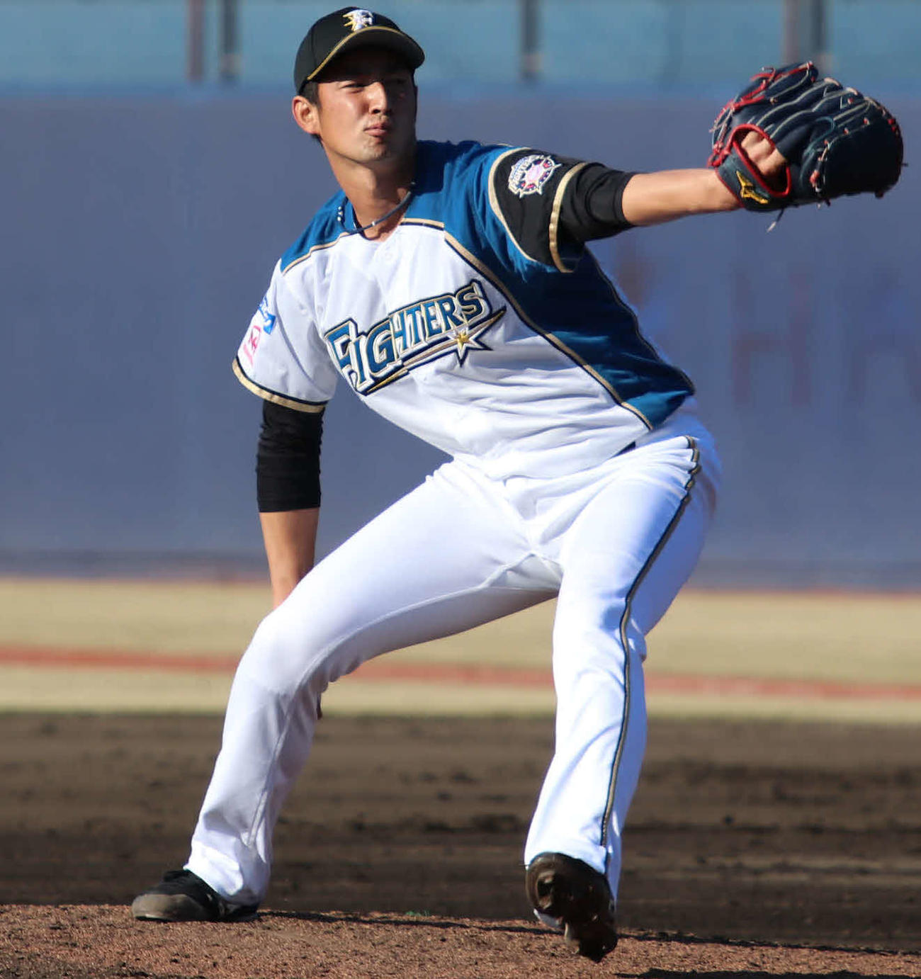 15日、2軍練習試合のロッテ戦で登板する日本ハム望月
