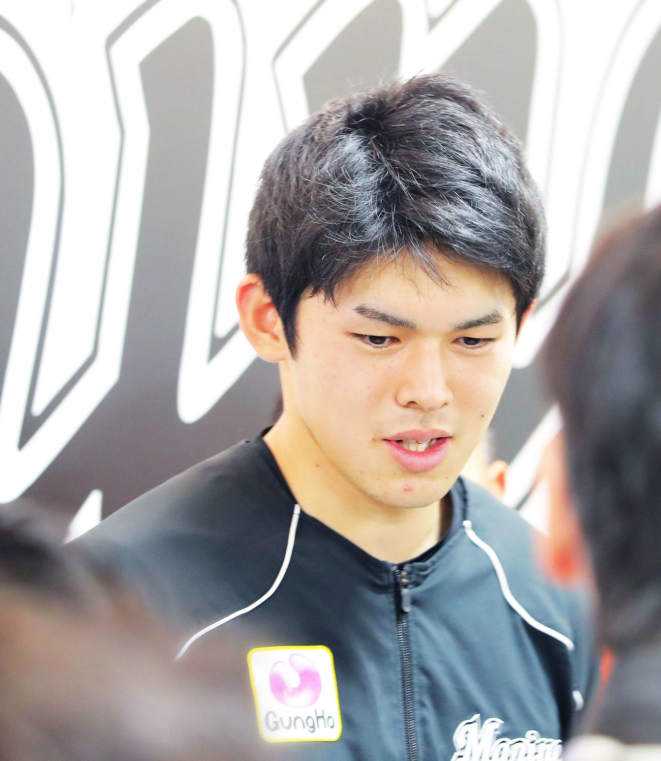 練習後に記者の質問に笑顔で答えるロッテ佐々木朗（撮影・河田真司）