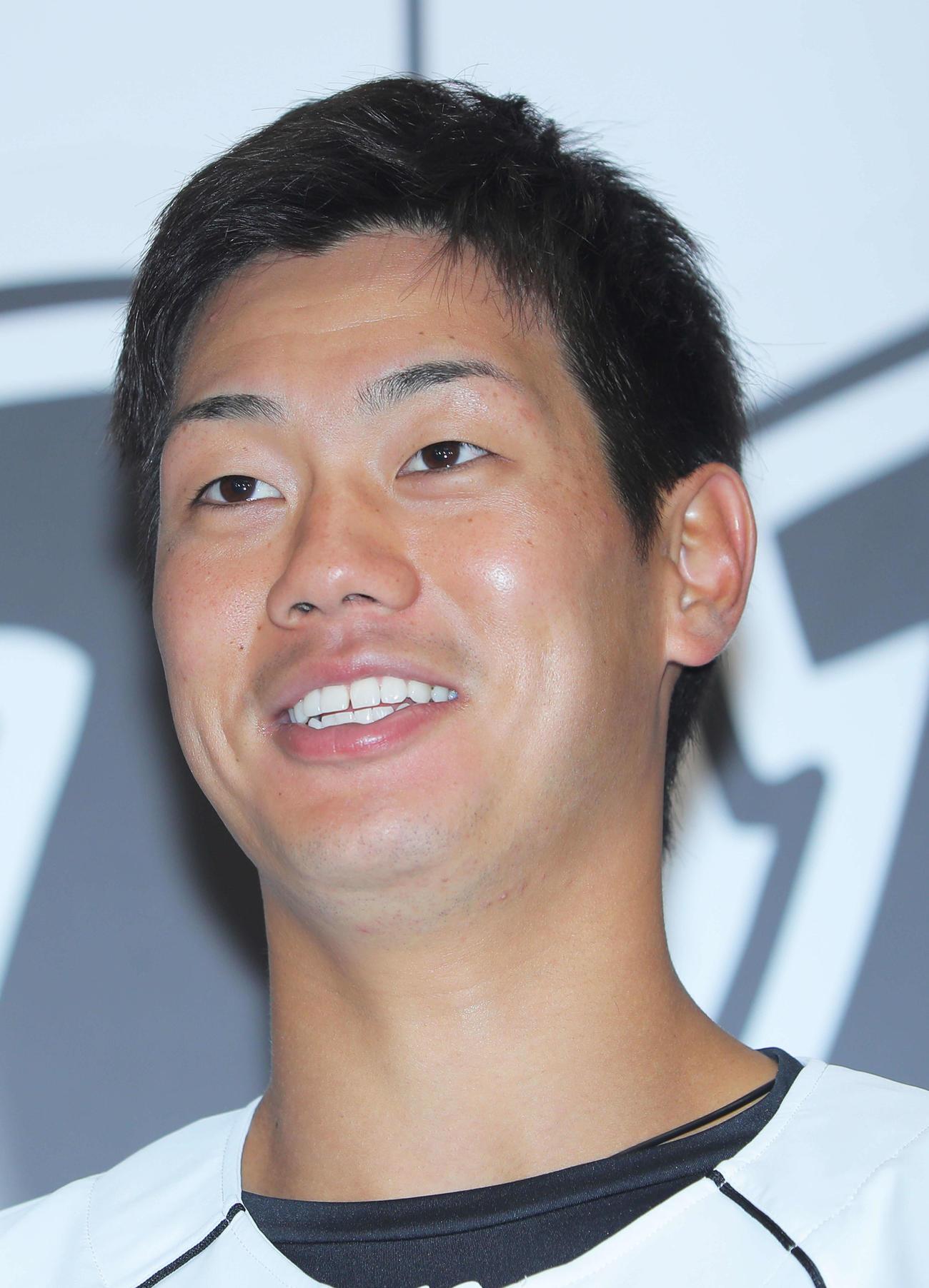 練習後に記者の質問に笑顔で答えるロッテ福田光（撮影・河田真司）