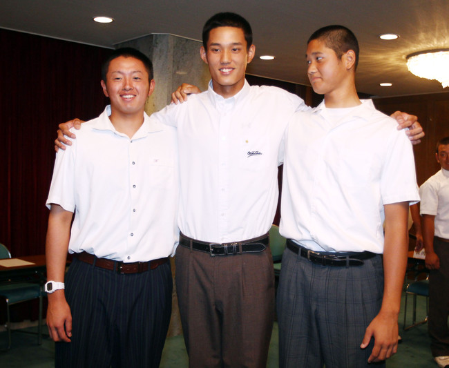 12年8月、18U世界選手権野球大会の結団式が行われ記念写真に納まる（左から）浜田達郎、藤浪晋太郎、大谷翔平
