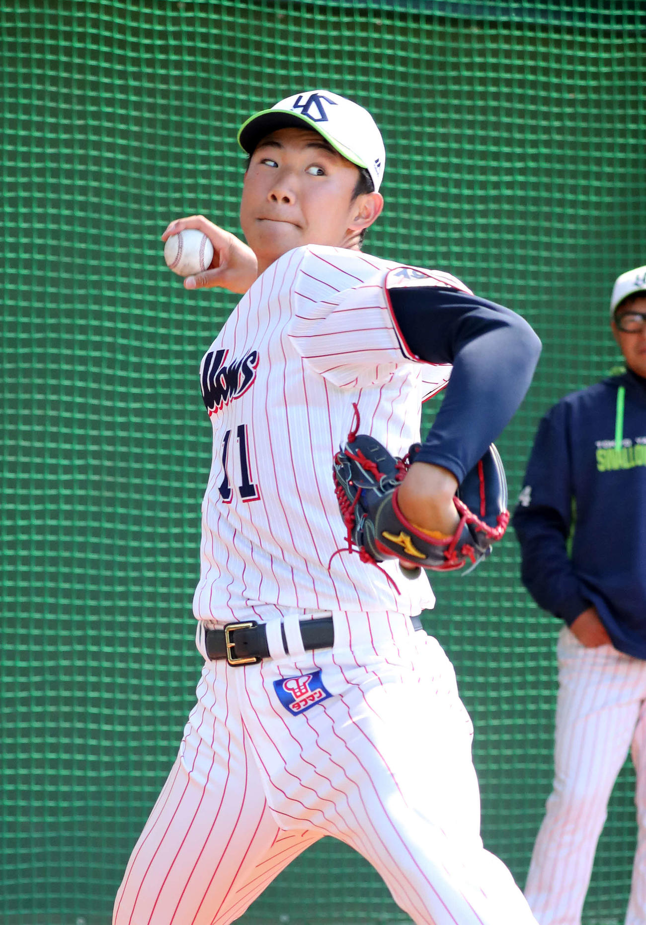 ブルペンで投球練習するヤクルト奥川（撮影・鈴木正人）　