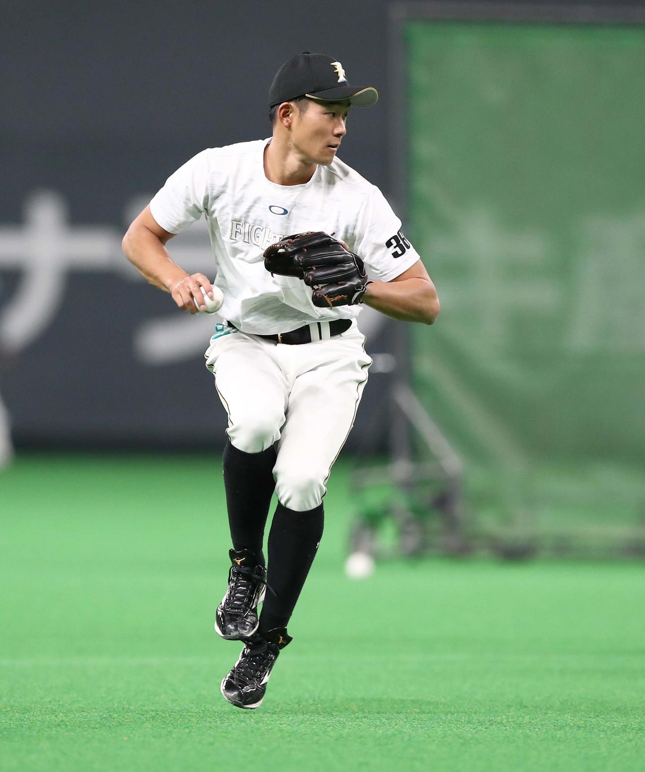 ノックを受ける石井（撮影・黒川智章）