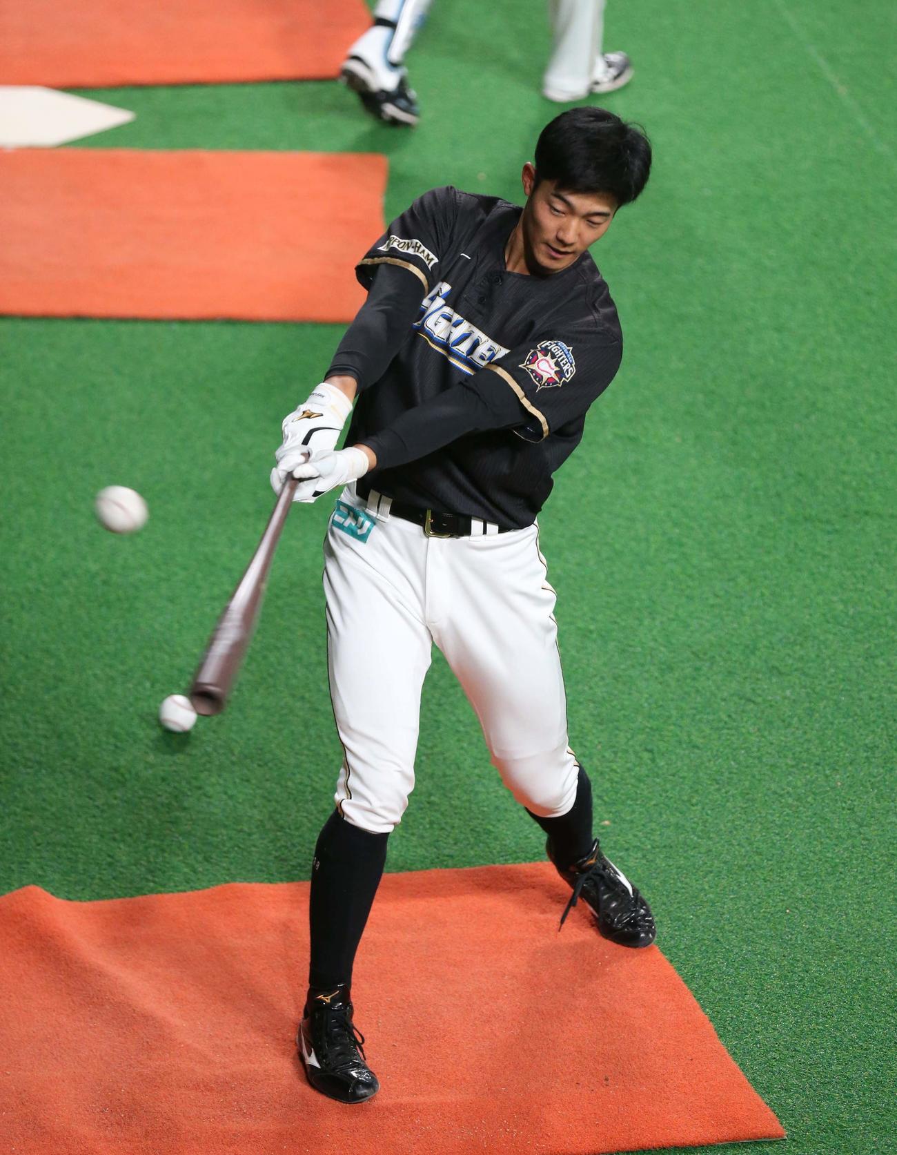ティー打撃する石井（撮影・黒川智章）