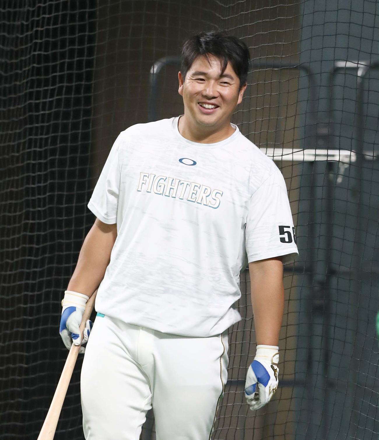 練習中、笑顔を見せる日本ハム横尾（撮影・黒川智章）
