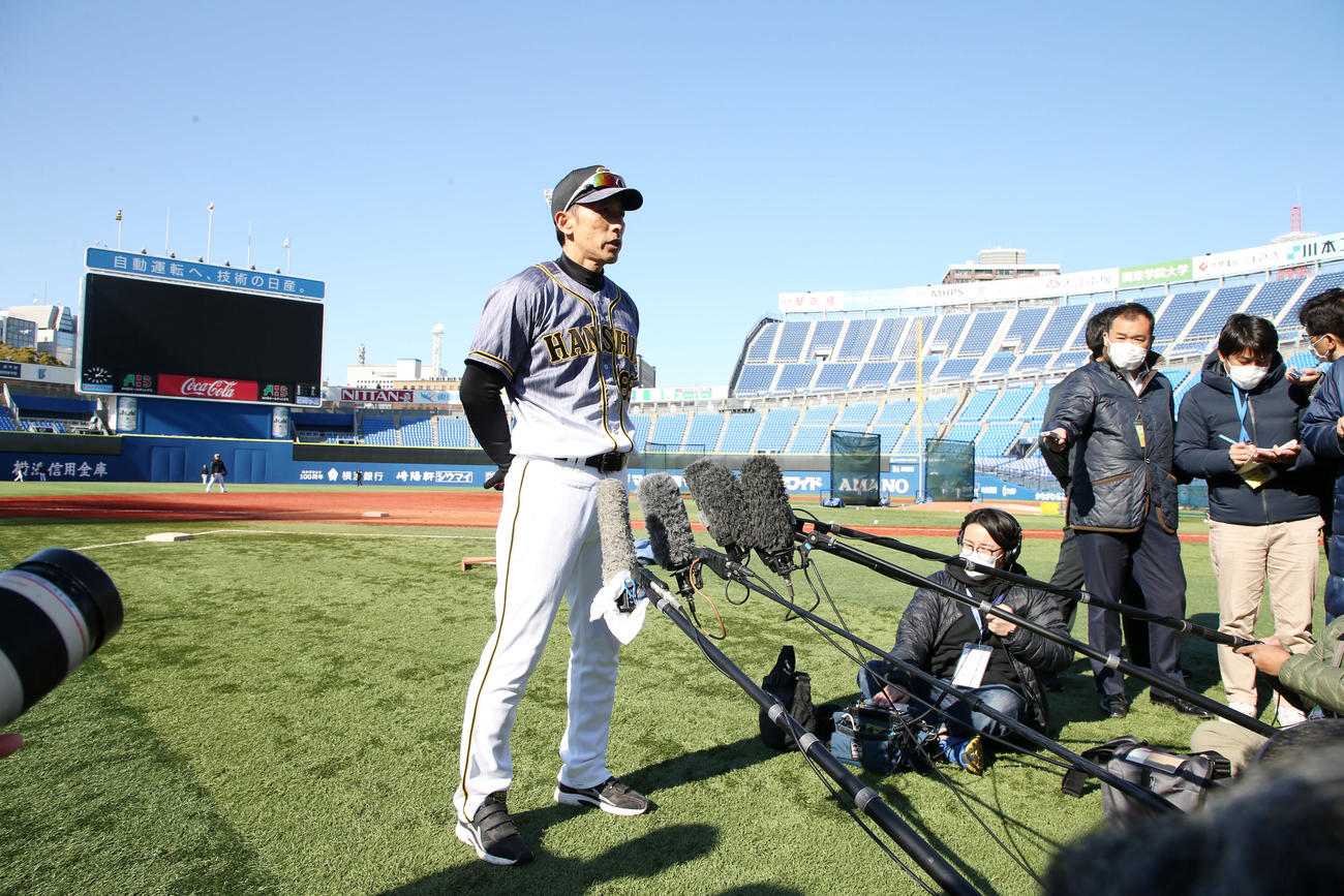 DeNA対阪神　プロ野球開幕日程延期と練習試合中止についてインタビューを受ける矢野監督（撮影・加藤哉）