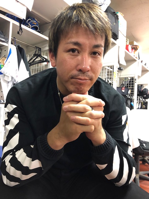 手を組んでファンからの質問を待つロッテ益田（球団提供）