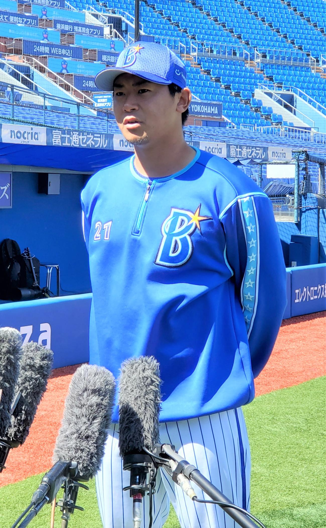 開幕延期が決まったことを受け取材に応じるDeNA今永（撮影・鈴木正章）