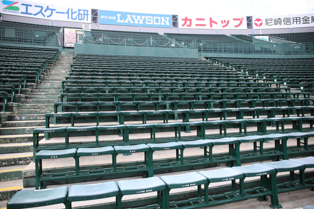 甲子園球場の外野シート（撮影・上山淳一）
