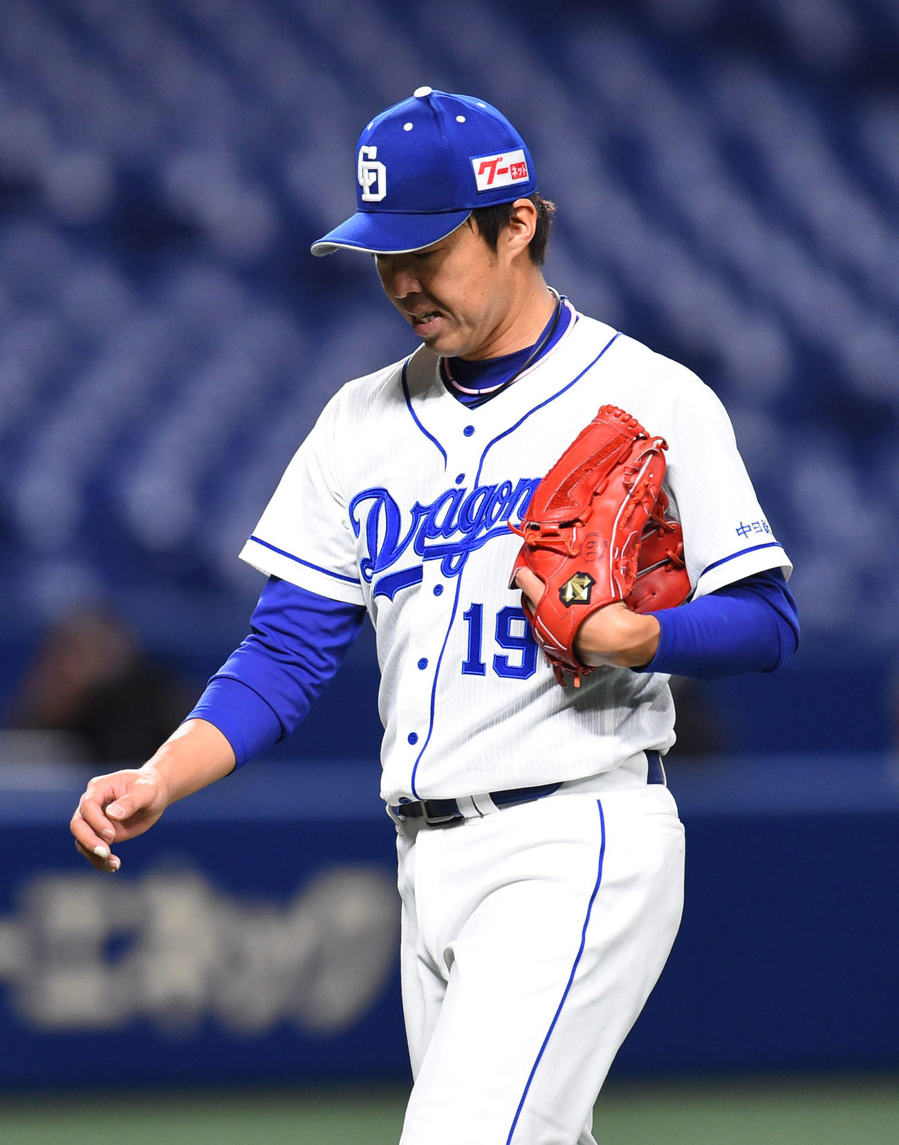 中日対巨人　5回表巨人攻撃終了、さえない表情でベンチへ戻る吉見（撮影・森本幸一）