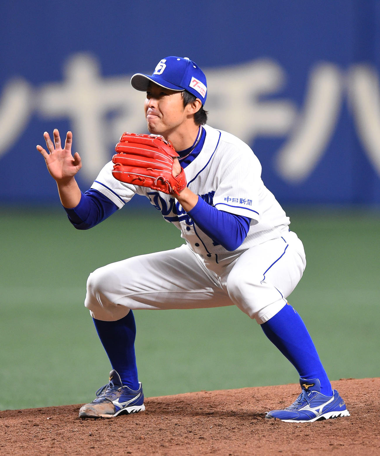 中日対巨人　5回表巨人1死三塁、微妙な判定に悔しそうに腰を落とす吉見（撮影・森本幸一）