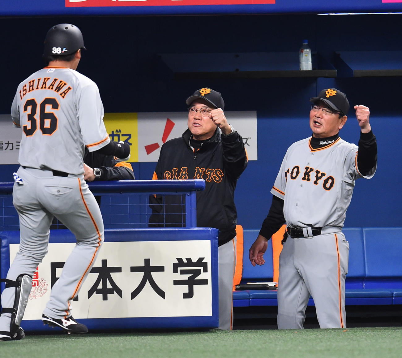 中日対巨人　9回表巨人無死、右越え本塁打を放った石川慎吾を迎える原監督（撮影・森本幸一）