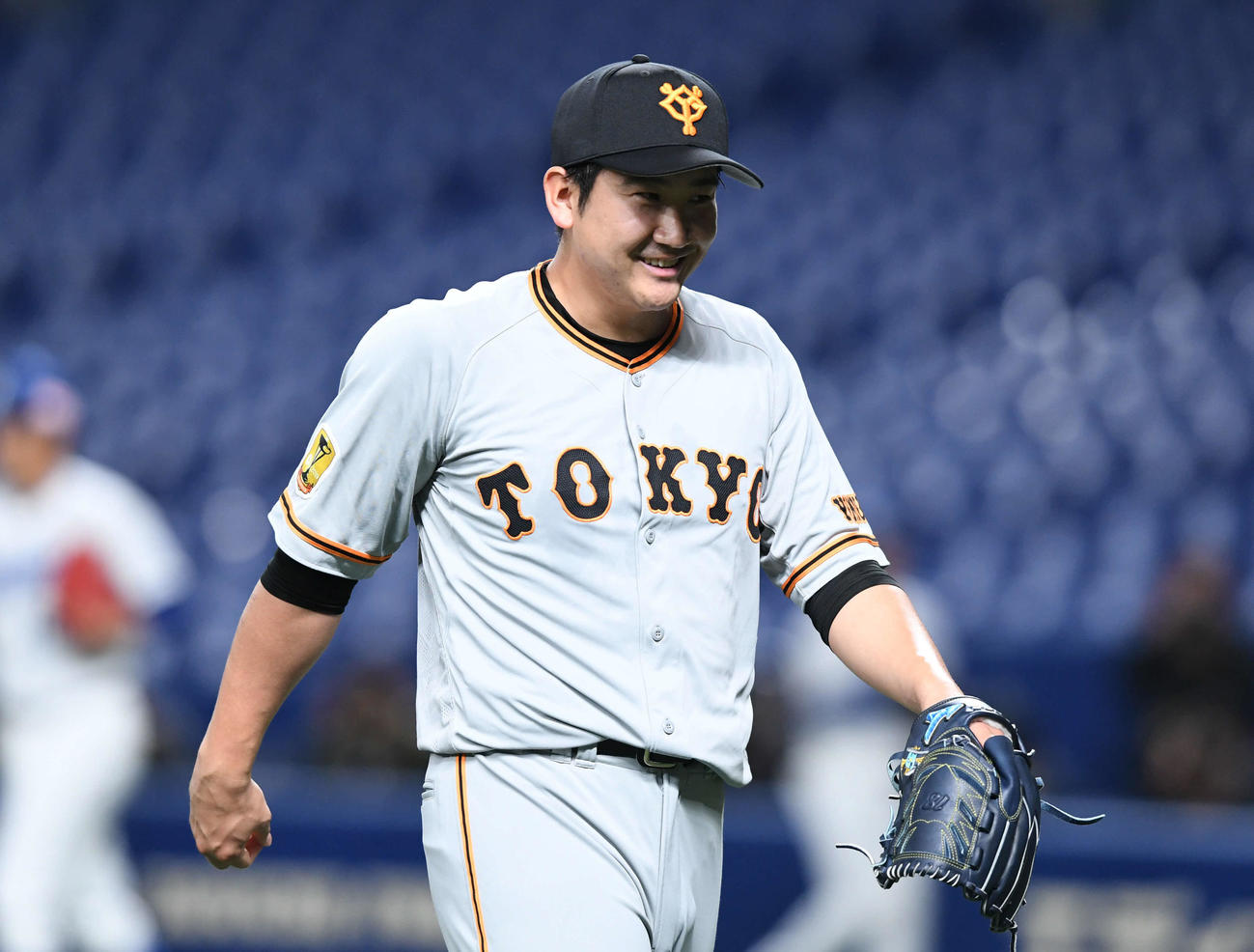 中日対巨人　2回を投げ終えて笑顔の巨人菅野（撮影・山崎安昭）