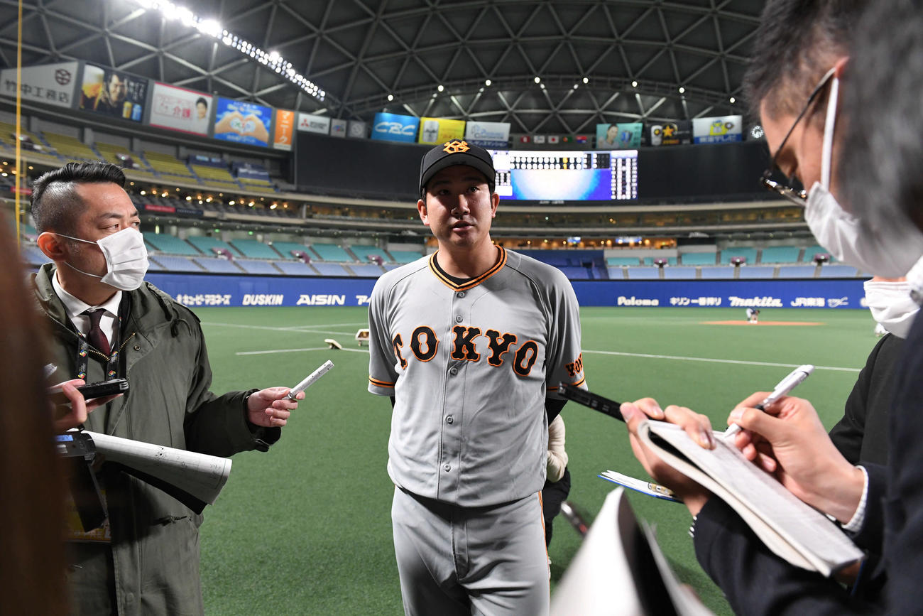 中日対巨人　試合後に囲み取材に応じる巨人菅野（撮影・山崎安昭）