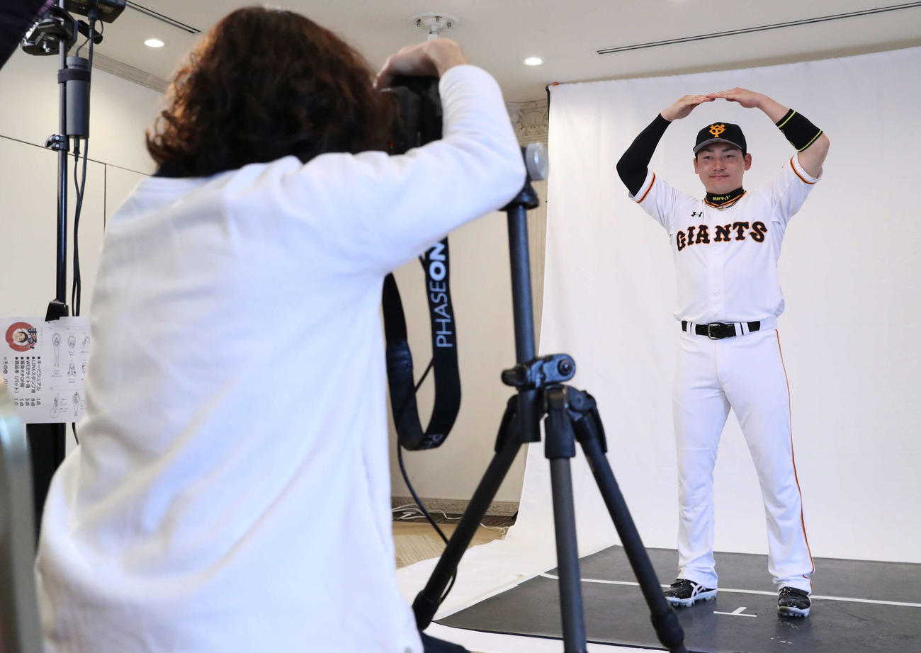 巨人丸は白鶴酒造「みんなのまるキャンペーン」の公式アンバサダーとなり、撮影に臨んだ（撮影・河野匠）