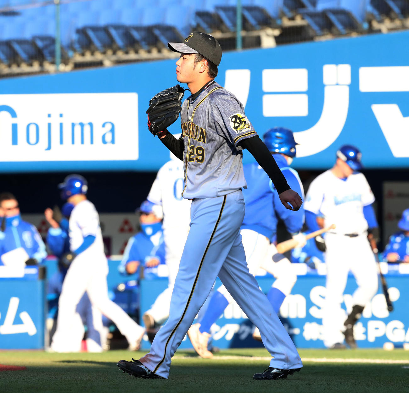 DeNA対阪神　2回裏DeNA2死一、二塁、高橋は梶谷に中前適時打を打たれ失点する（撮影・加藤哉）