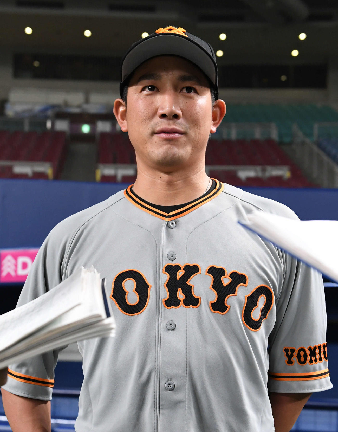 中日対巨人　試合後に囲み取材に応じる巨人小林（撮影・山崎安昭）