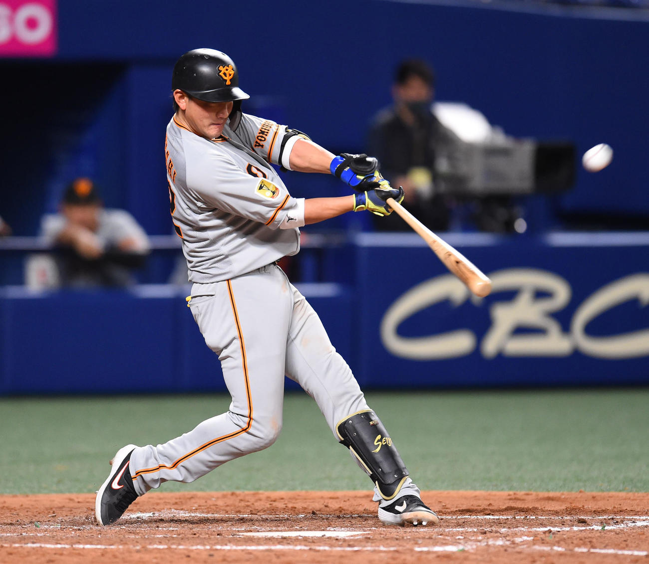中日対巨人　5回表巨人1死二塁、左中間へ適時二塁打を放った小林（撮影・森本幸一）＝