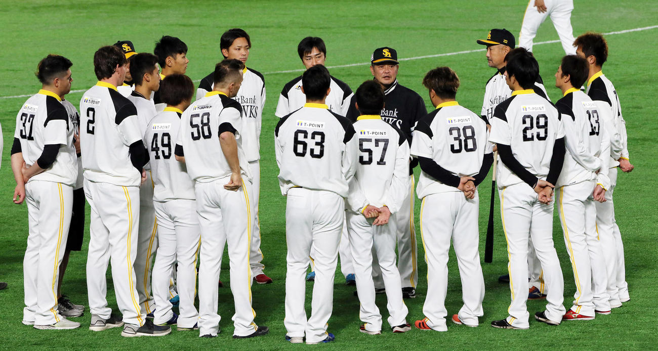投手陣を集めて訓示する工藤監督（撮影・栗木一考）