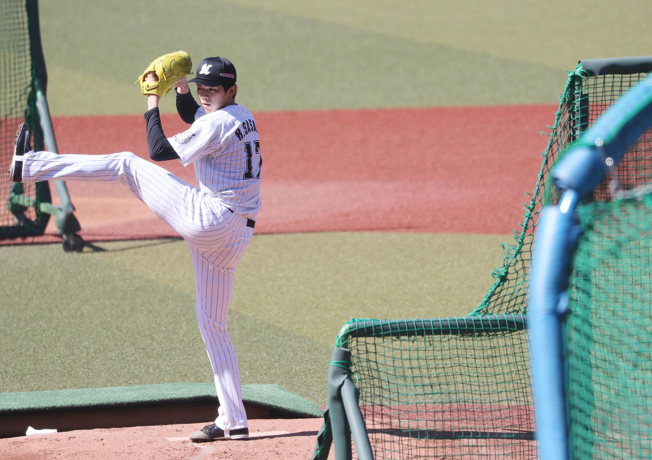 ZOZOマリンスタジアムでプロ初の打撃投手を務める佐々木朗（撮影・狩俣裕三）