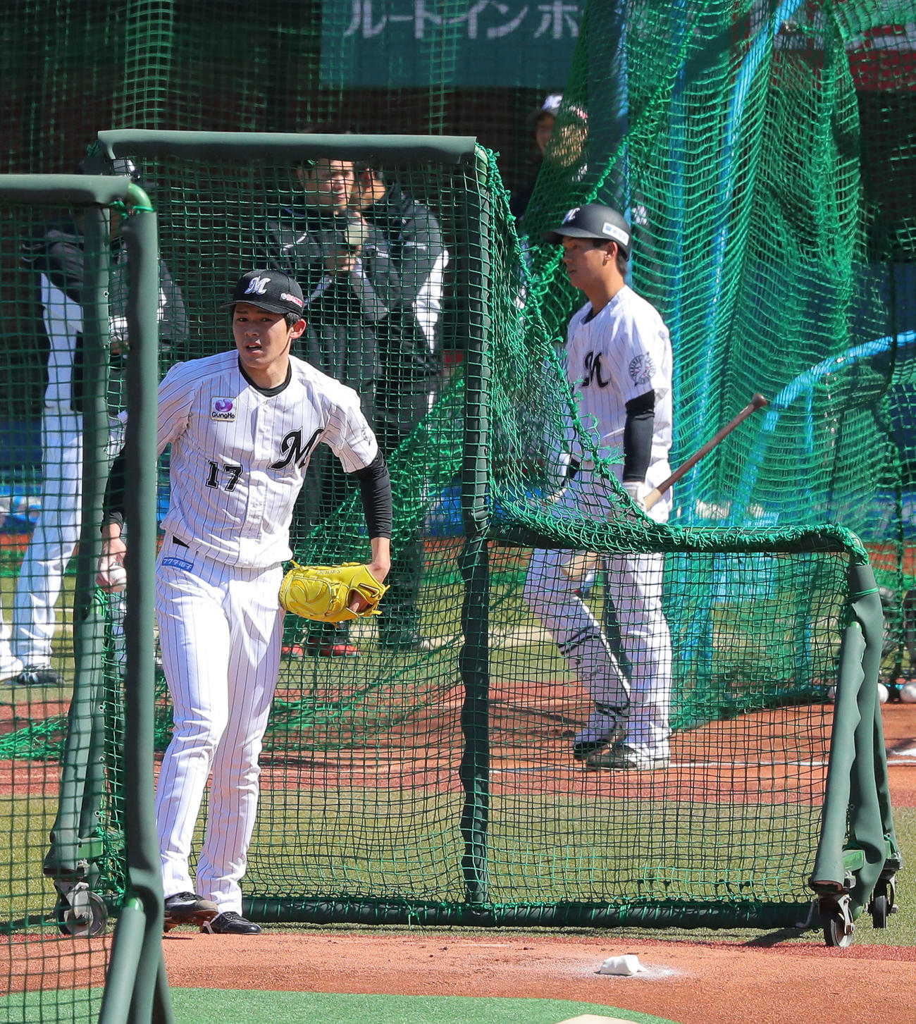 打撃投手でロッテ福田光（右）を打席に投球したロッテ佐々木朗（撮影・河田真司）