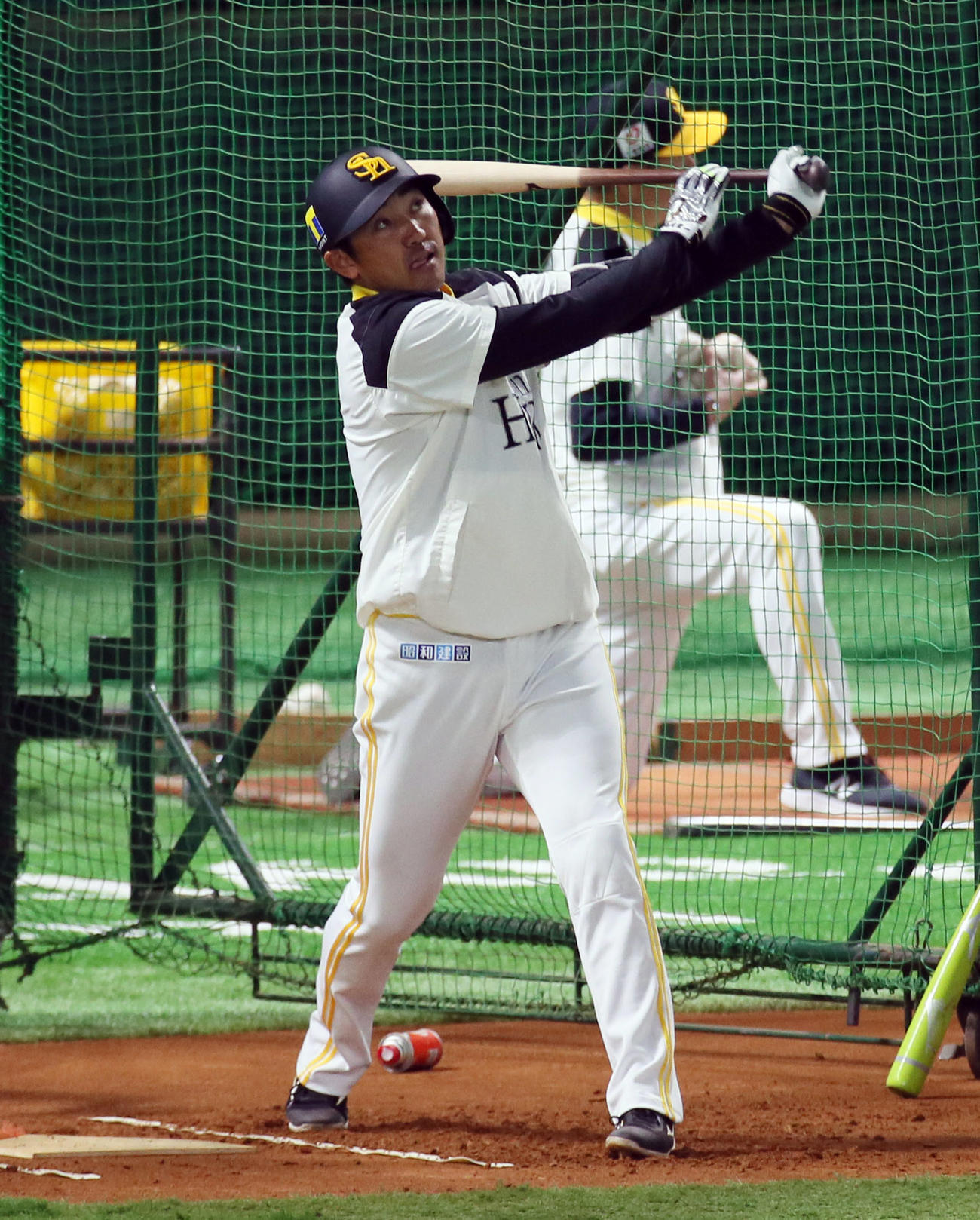 打撃練習する内川（撮影・栗木一考）
