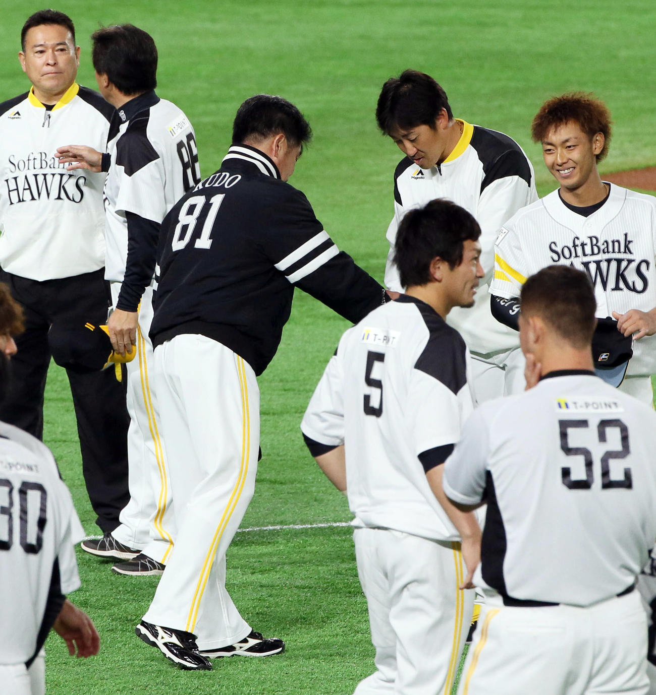 ソフトバンク情報　1軍練習に合流した内川聖一（右）は工藤公康監督にあいさつする（撮影・栗木一考）