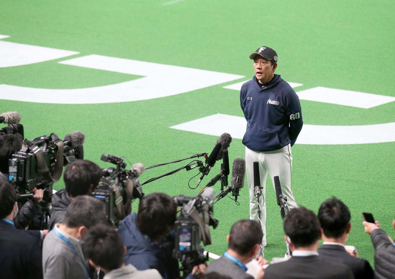 報道陣の取材を受ける栗山監督（撮影・黒川智章）