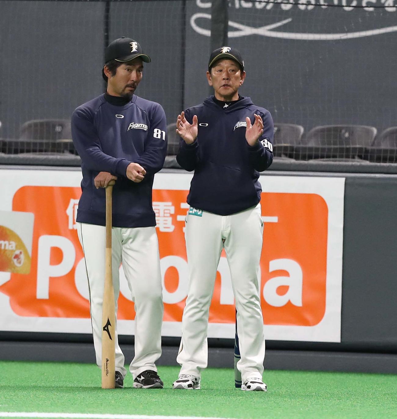 小笠原ヘッドコーチ（左）と話す栗山監督（撮影・黒川智章）