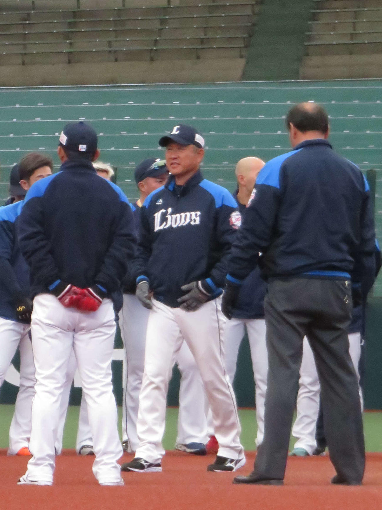 円陣で選手に声を掛けた西武辻監督（中央）（撮影・栗田成芳）
