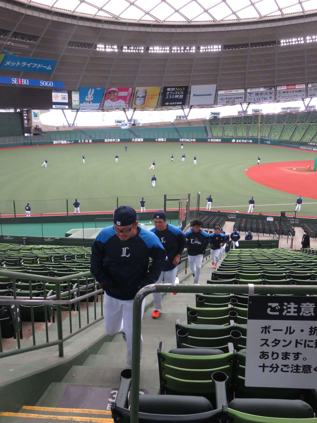 階段ダッシュを行う西武森（手前）ら野手陣（撮影・栗田成芳）