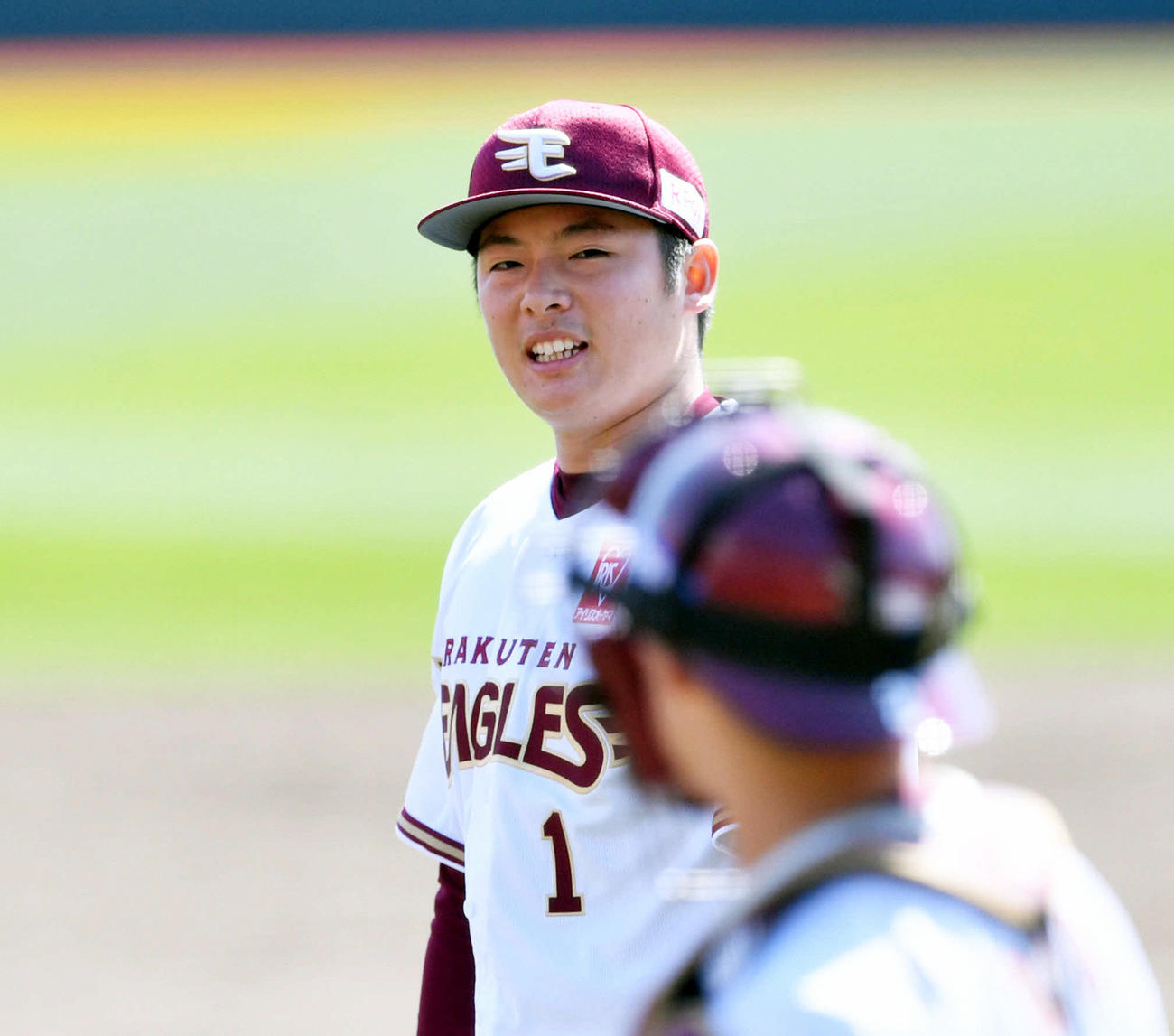 厳しい表情でベンチへ引き揚げる楽天松井裕樹