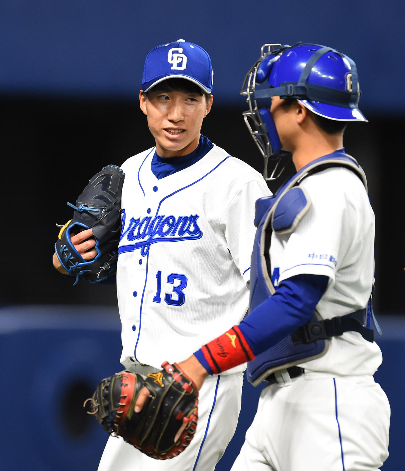 中日対巨人　7回表巨人攻撃終了、郡司と話しながらベンチへ戻る橋本（撮影・森本幸一）