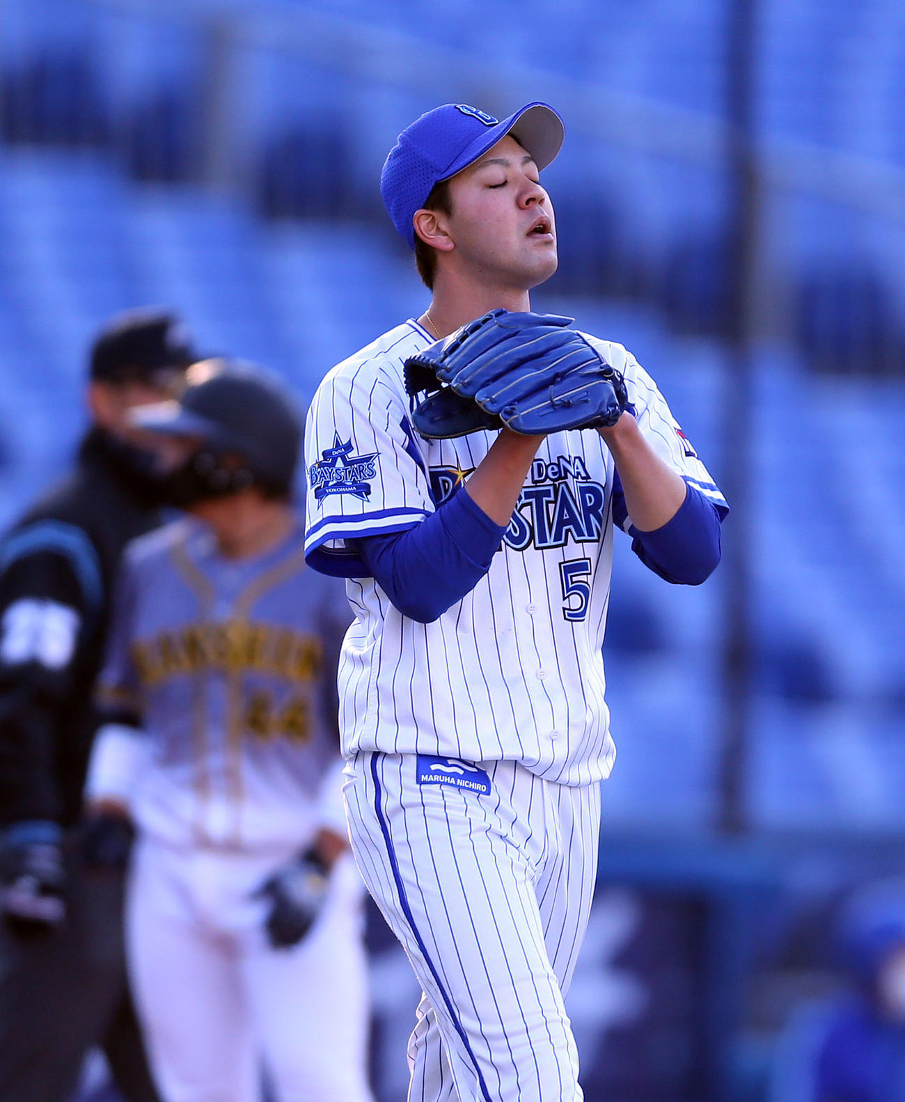 DeNA対阪神　2回表阪神1死一塁、島田に右前打を許し、一、三塁に走者を背負い肩を落とす平良（撮影・大野祥一）