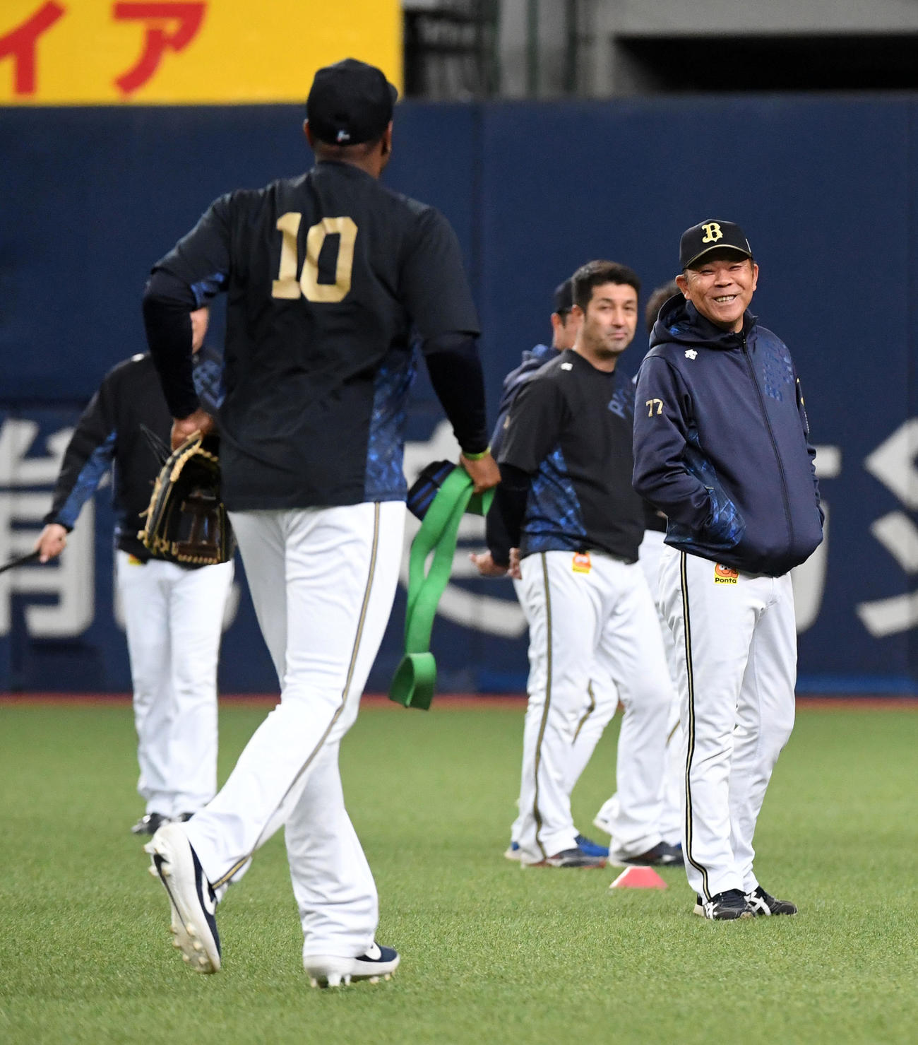 オリックス・ジョーンズ（左）と笑顔で話す西村監督（撮影・前岡正明）
