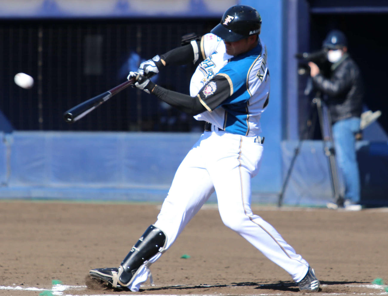 日本ハム対西武　6回裏日本ハム無死で右翼席へソロ本塁打を放つ日本ハム清宮（撮影・山崎純一）
