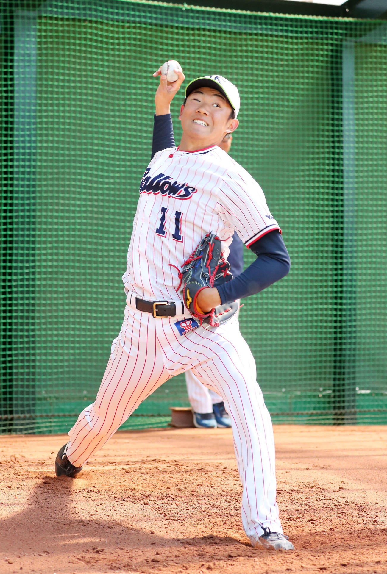 ブルペンでフォークを投げるヤクルト奥川（撮影・鈴木正人）　