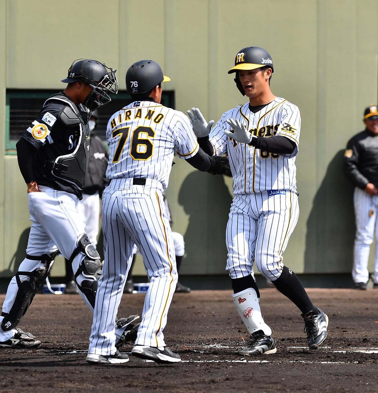阪神対ソフトバンク2軍戦　1回裏阪神1死、右越えソロ本塁打を放つ板山（撮影・上田博志）