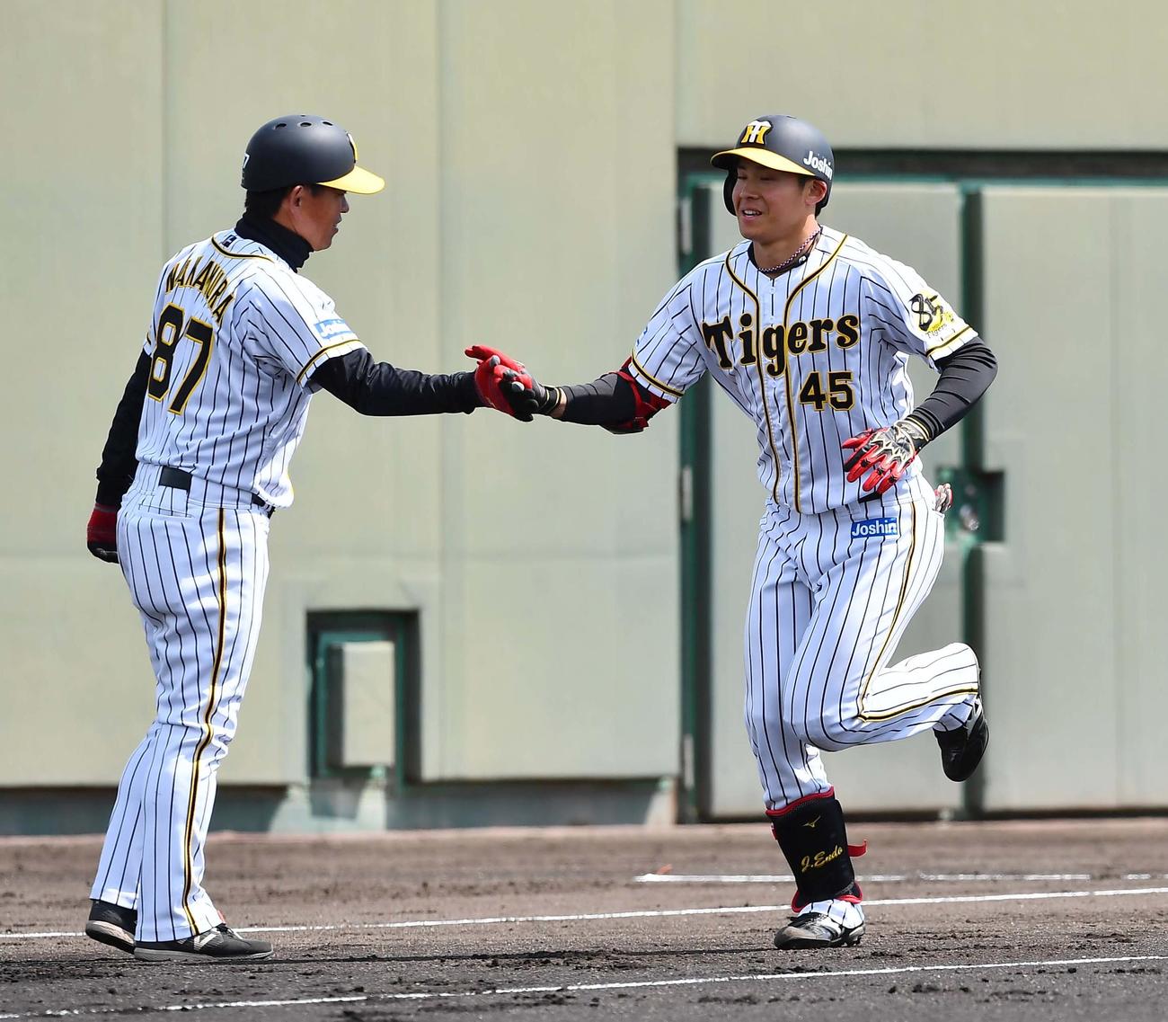 2軍阪神対ソフトバンク　1回裏阪神1死、先制ソロ本塁打を放ち中村コーチ（左）と笑顔でタッチする遠藤（撮影・上田博志）