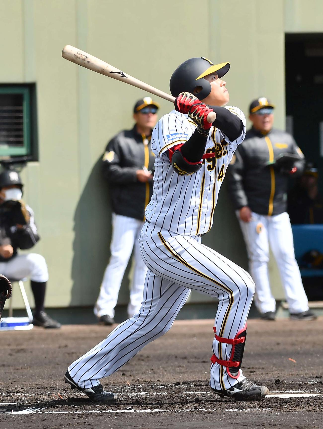 1回裏阪神1死、バックスクリーンへ先制ソロ本塁打を放つ遠藤（撮影・上田博志）