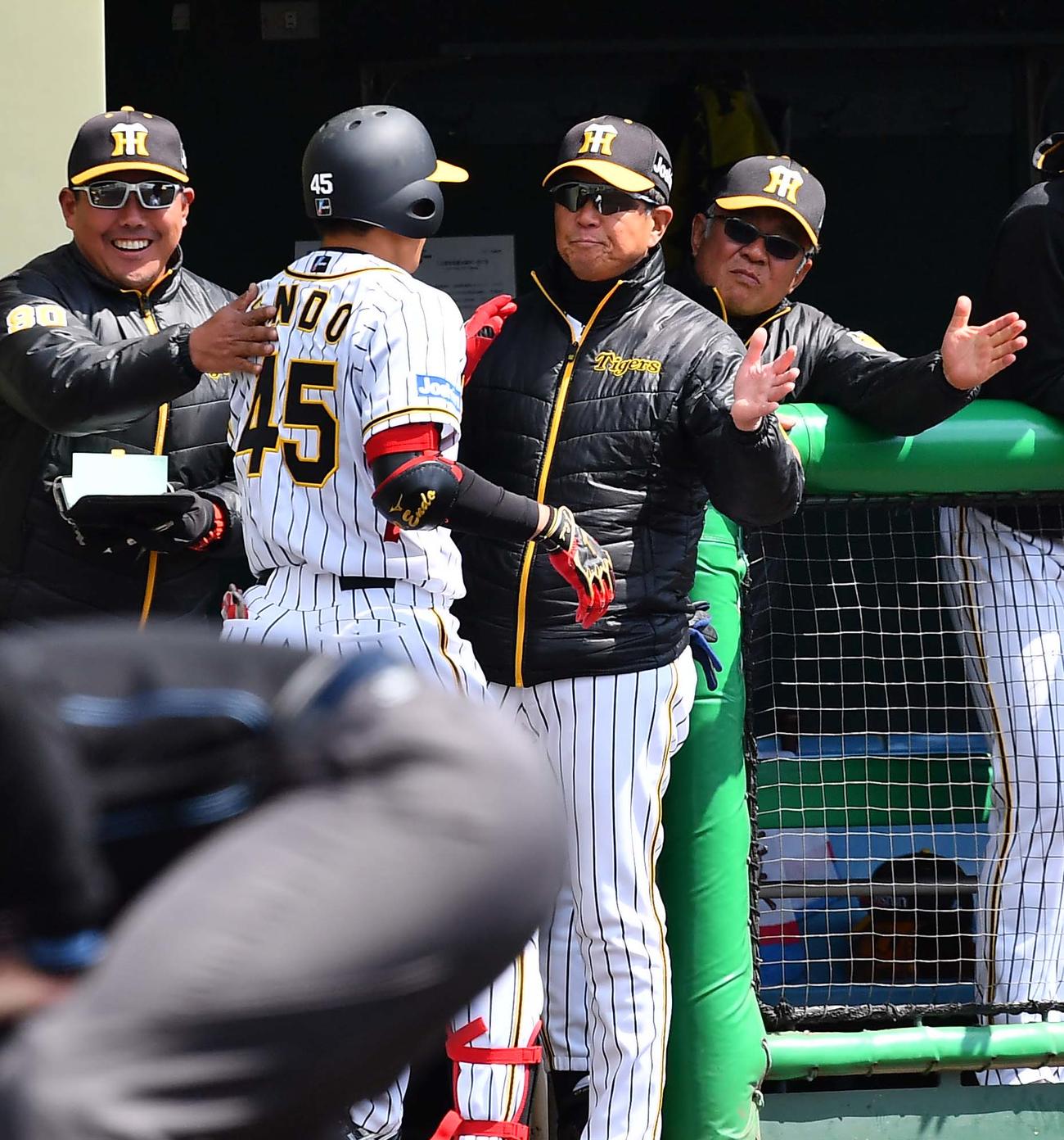 1回裏阪神1死、バックスクリーンへ先制ソロ本塁打を放った遠藤をハイタッチで出迎える平田2軍監督（右から2人目）（撮影・上田博志）