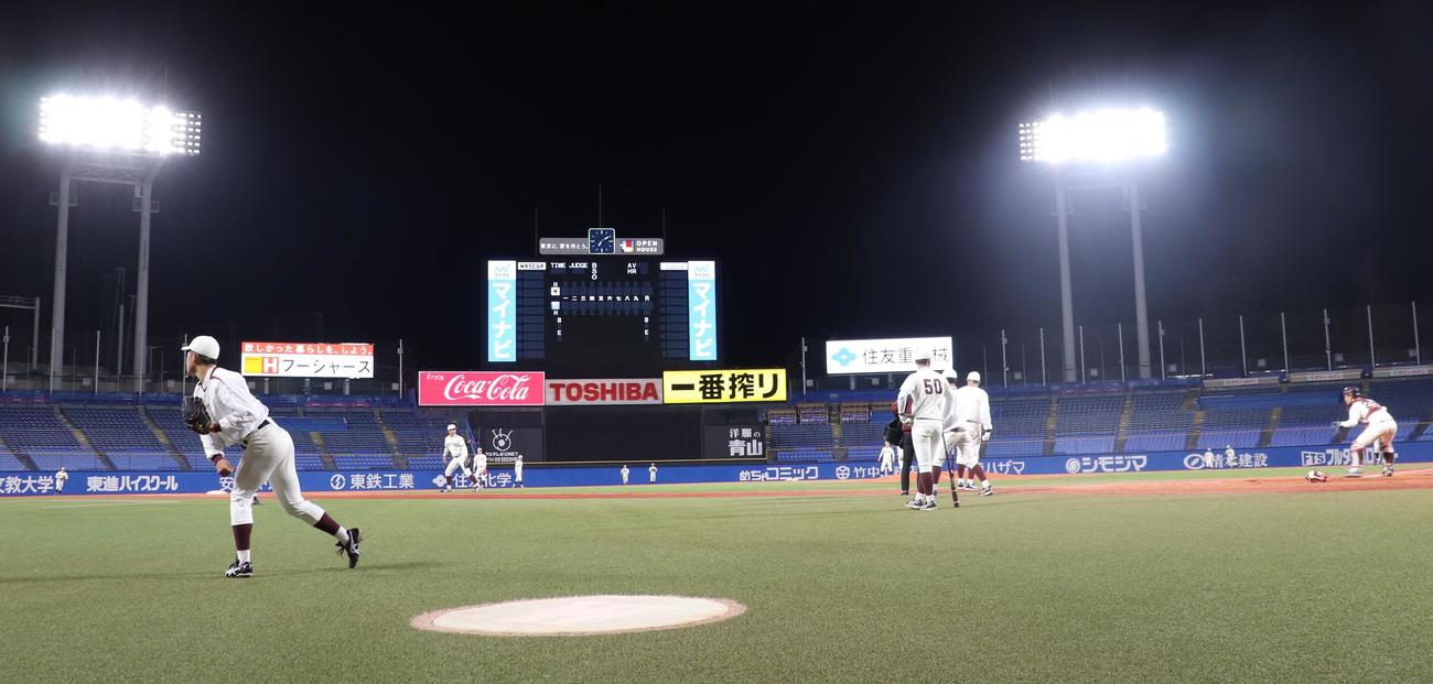 照明がLED化した神宮でナイター練習を行う早大（撮影・古川真弥）