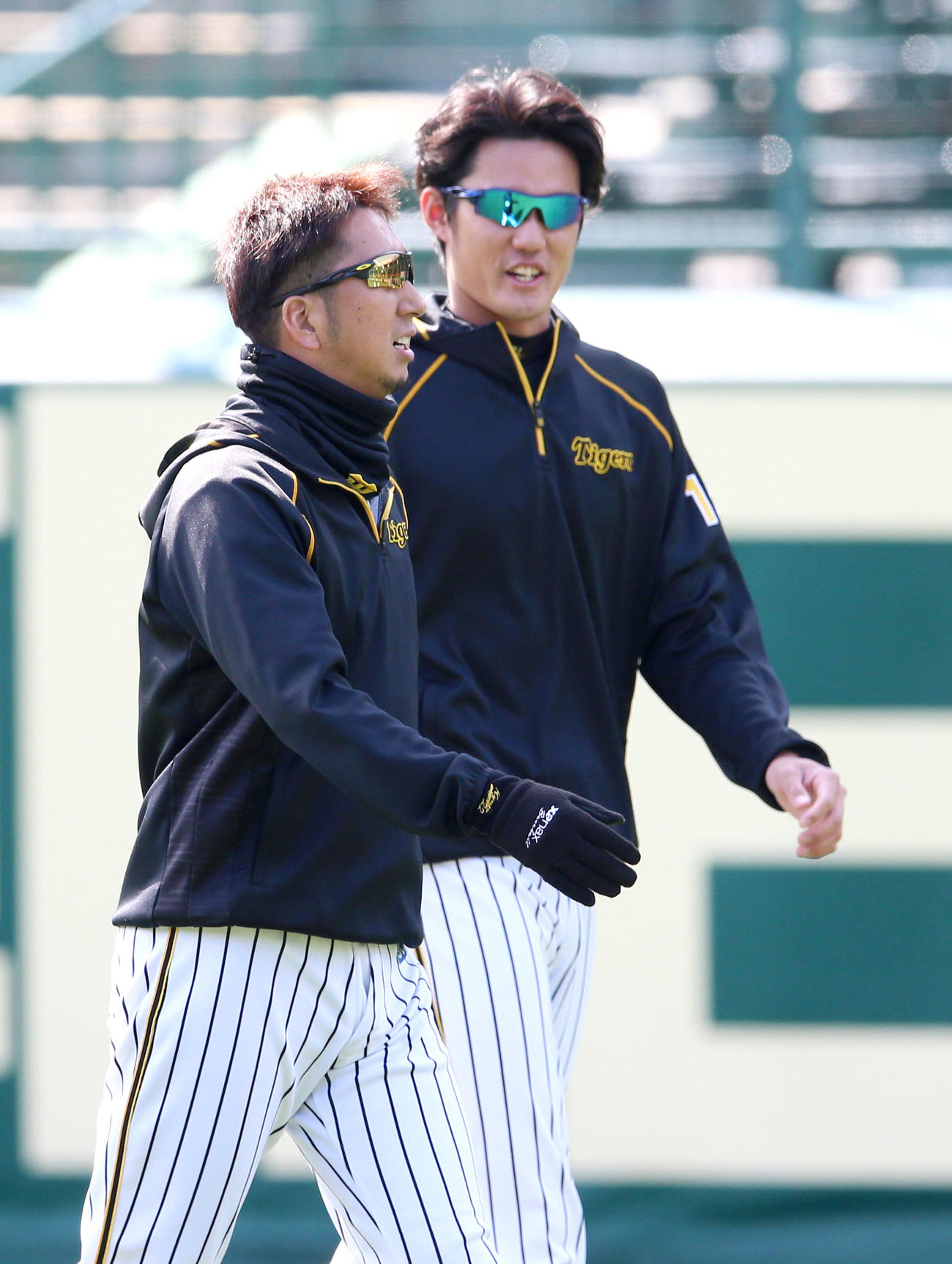 甲子園で藤浪（右）と歩きながら話す藤川（撮影・上山淳一）