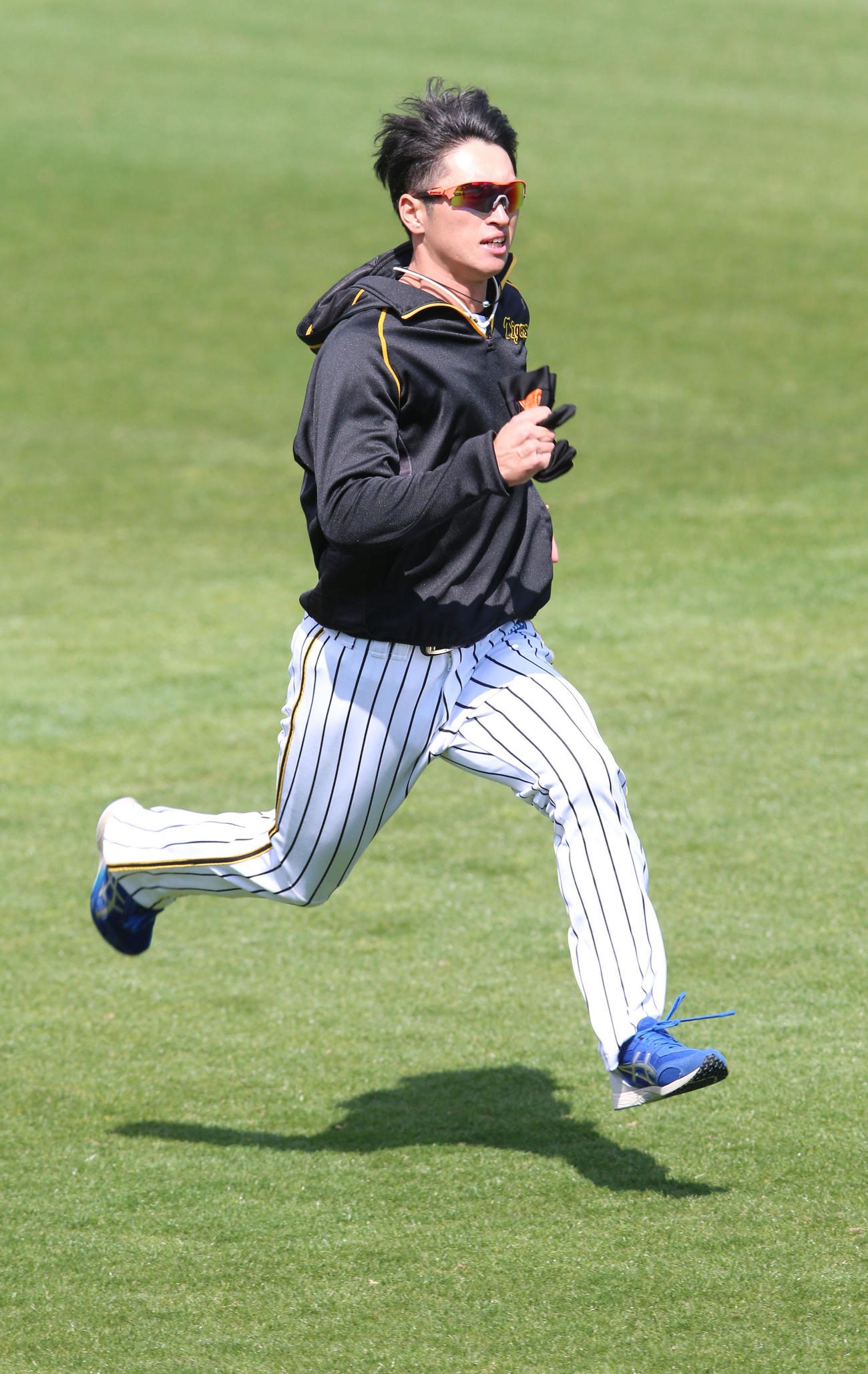 甲子園でダッシュする近本（撮影・上山淳一）