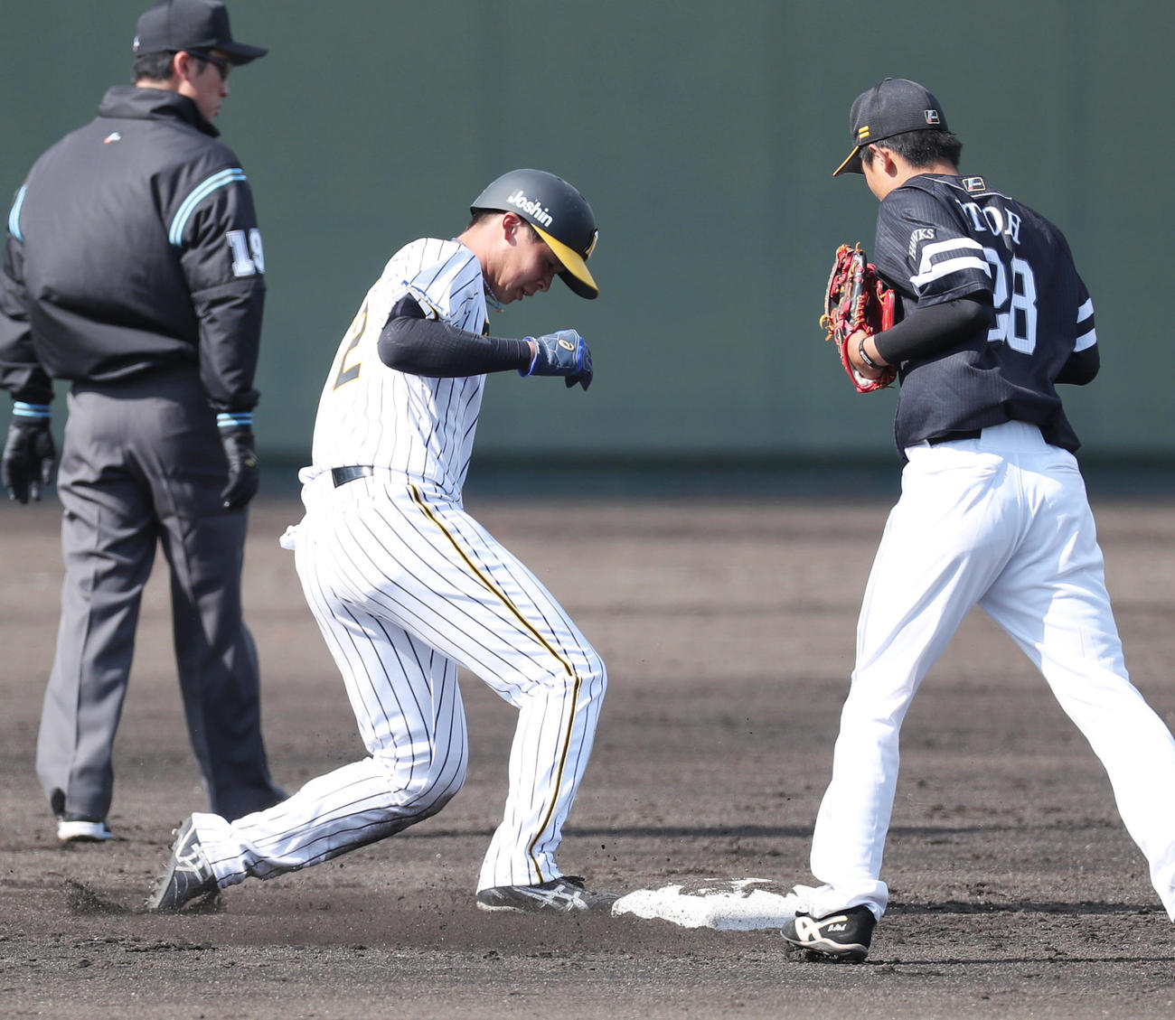 阪神対ソフトバンク　7回裏阪神2死一塁、二塁盗塁を決める井上（中央）（撮影・前田充）
