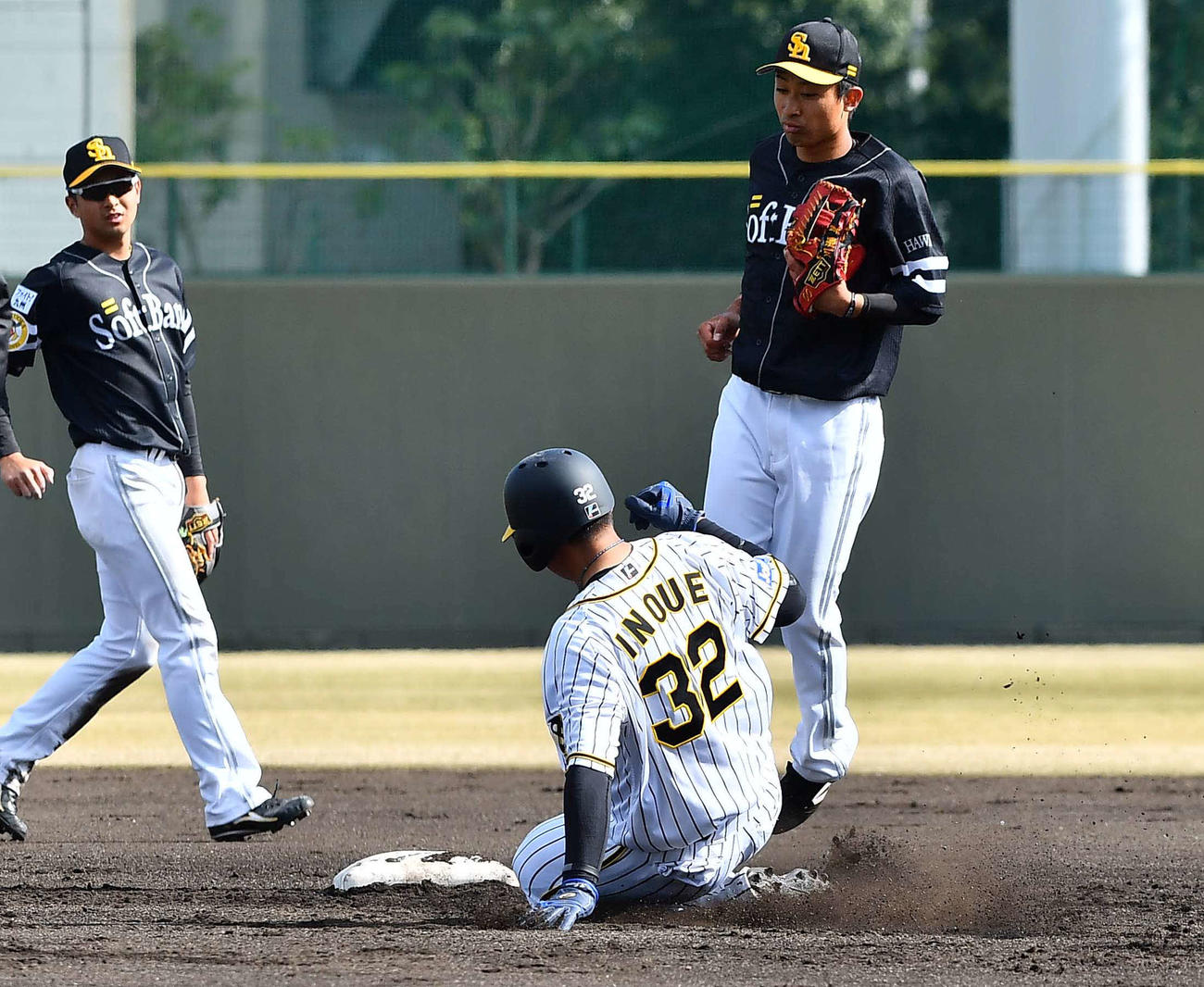 阪神対ソフトバンク2軍戦　7回裏阪神2死一塁、二盗に成功する井上（撮影・上田博志）