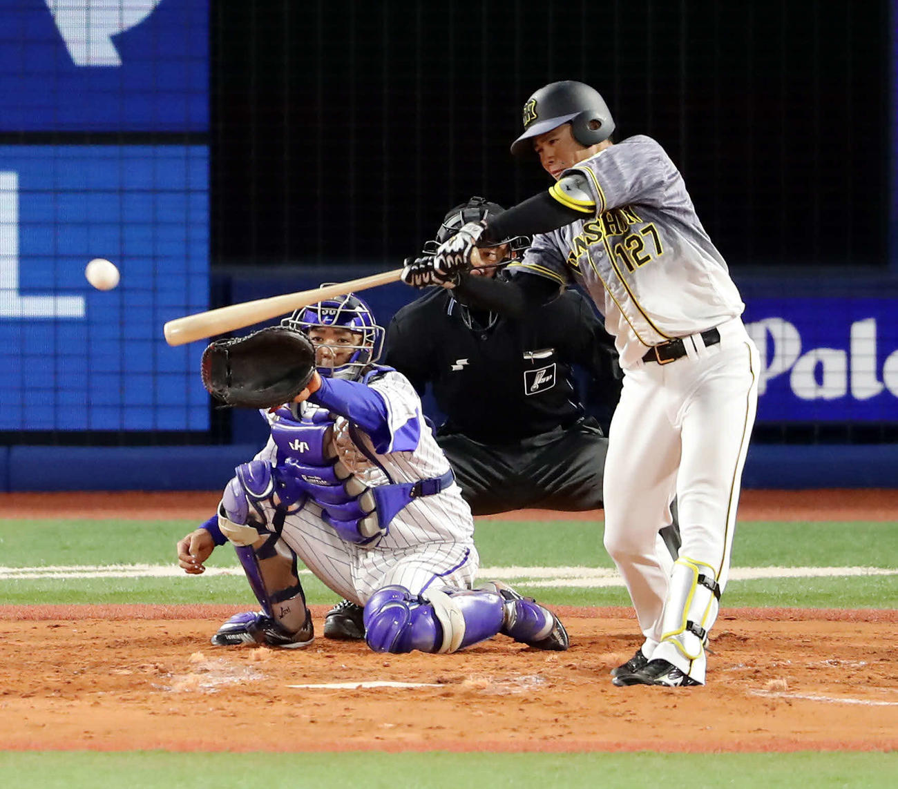 DeNA対阪神　7回表阪神2死二塁、小野寺は右前適時打を放つ。投手桜井（撮影・浅見桂子）