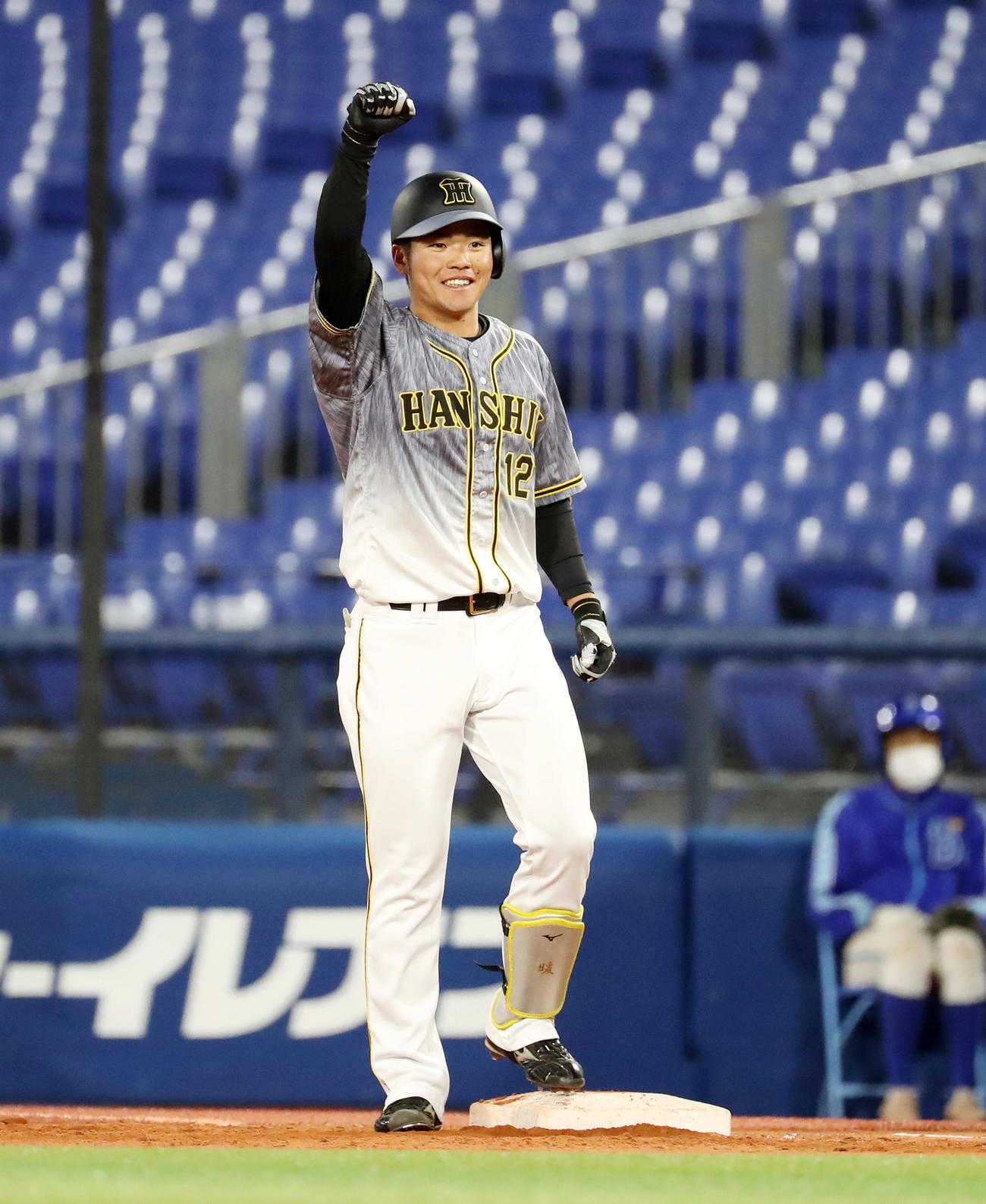 DeNA対阪神　7回表阪神2死二塁、小野寺は右前適時打を放ちベンチに向かってポーズを決める（撮影・加藤哉）
