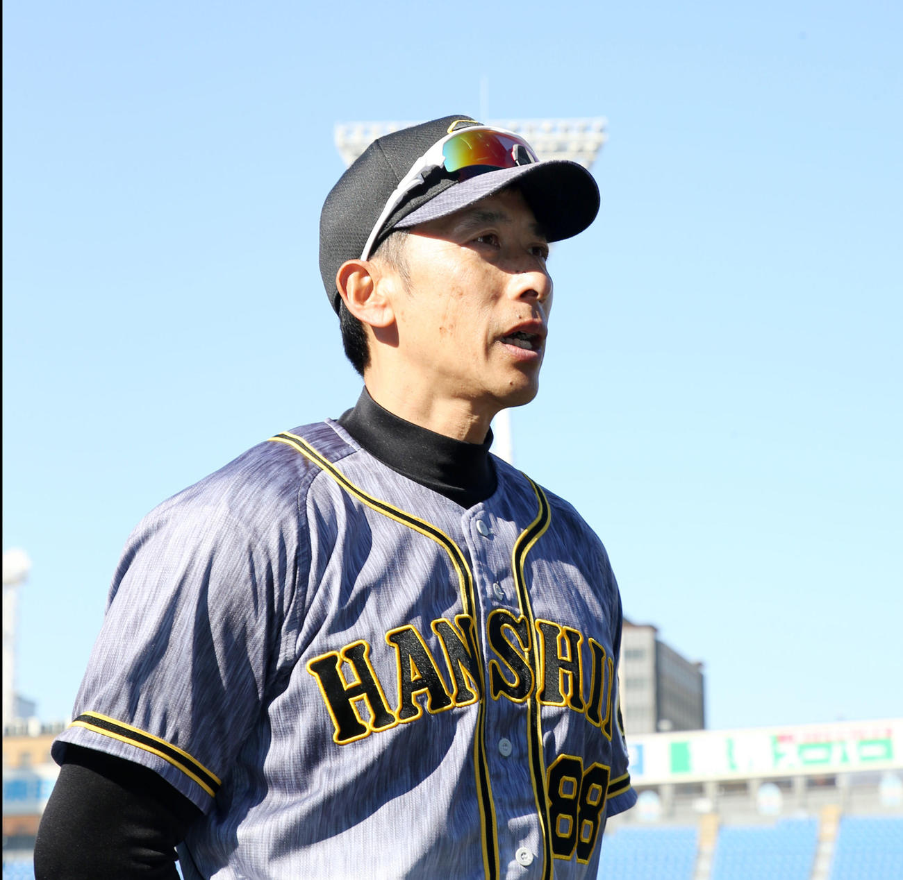開幕延期と練習試合中止についてインタビューを受ける矢野監督（撮影・加藤哉）