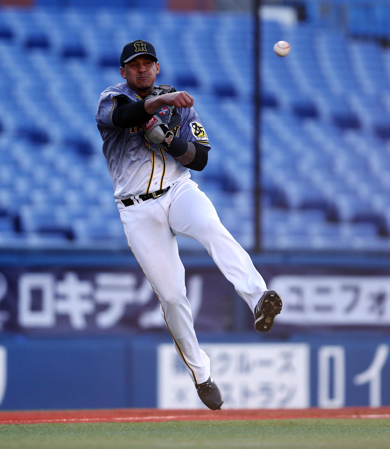 DeNA対阪神　2回裏DeNA2死一、二塁、中井の三ゴロを悪送球するマルテ（撮影・大野祥一）