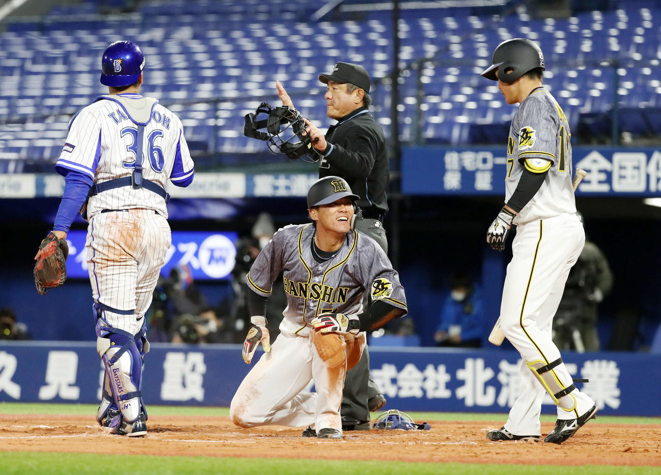 DeNA対阪神　7回表阪神2死一、三塁、打者小野寺のとき、本塁を狙い相手失策もあって生還した陽川（中央）は笑顔を見せる、捕手は高城（撮影・加藤哉）